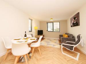Modern & Spacious 2 Bedroom Apartment Image 2