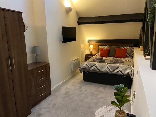 Luxury 2 Bed Duplex City Apartment Image 3