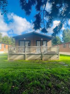 Truemans Lodge with Hot Tub Image 1