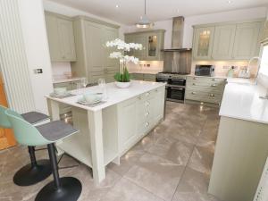 12 Lawnswood Crescent Image 2
