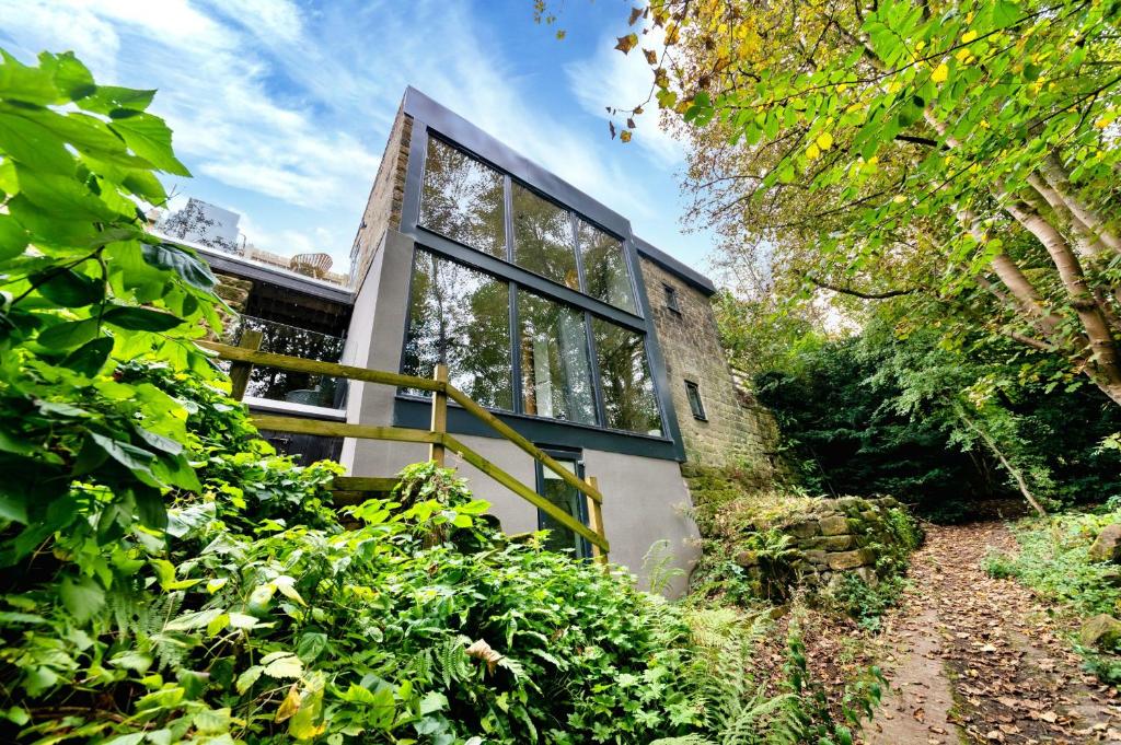 Luxurious Hidden Escape by Hebden Beck Image 1