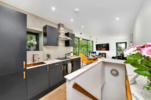 Luxurious Hidden Escape by Hebden Beck Image 3