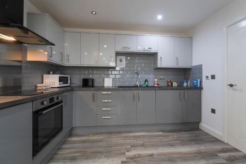 Luke Stays - Peckover Street Image 2