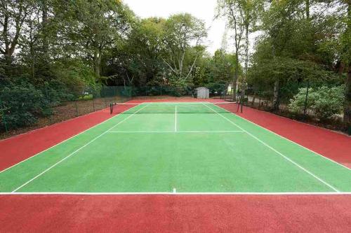 The Stables with Jacuzzi & tennis court Image 3
