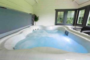The Stables with Jacuzzi & tennis court Image 2