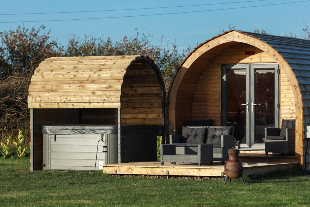 Little Meadow Pods - Sleep 2-4 with Hot Tub Image 1