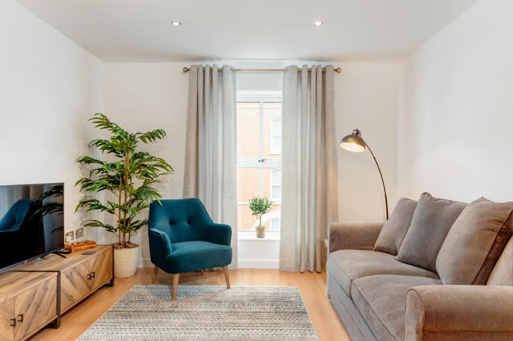Pass the Keys Modern Smart Apt in City Centre Image 1