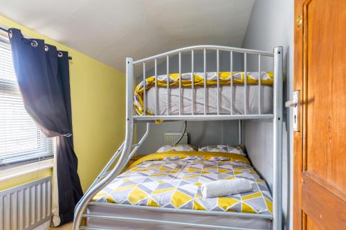 4 bedroom Town Centre Town House free parking and Wi-Fi Image 3