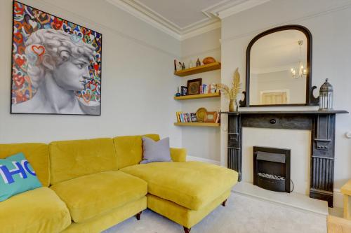 Stylish 2 Bedroom Maisonette With Parking Image 3