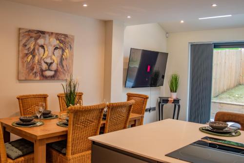 BV Comfy Spacious 3 Bedroom TownHouse At One Cliff Oak Leeds Perfect For Contractors Image 3