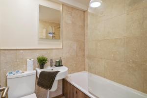 Lovely 1 bedroom unit with free parking Image 2
