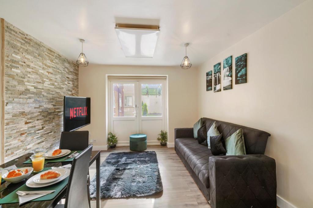 Lovely 1 bedroom unit with free parking Image 1