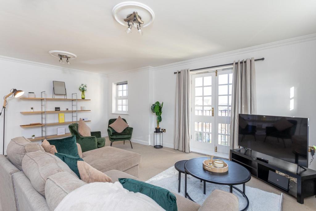 OnPoint -Spacious 3 Bedroom Apt With Parking! Image 2