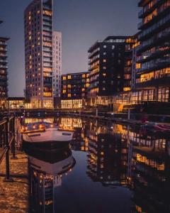 Deluxe City Apt, River Canal View& Free Parking! Image 1