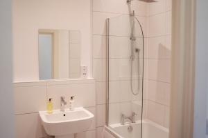 Apartment 11 Penthouse 2 bedrooms, sleeps 4 Image 6