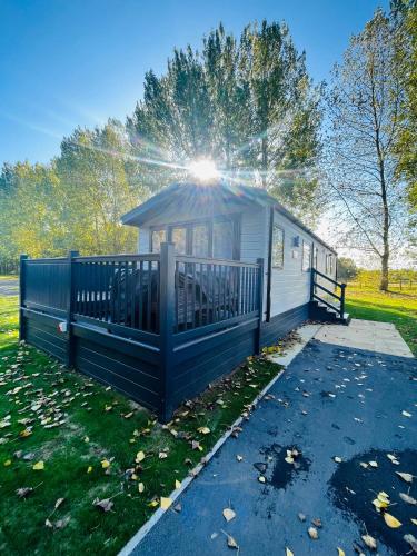 Blossom Lodge with Hot Tub Image 1