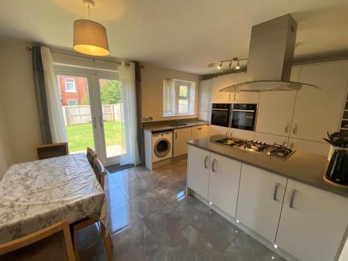 Deluxe City Centre 4 Bedroom Entire Town House Image 3