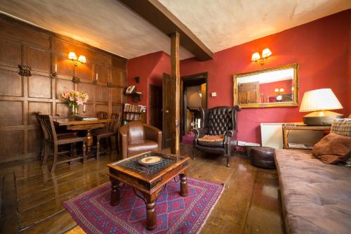 Trembling Madness Apartments Image 3