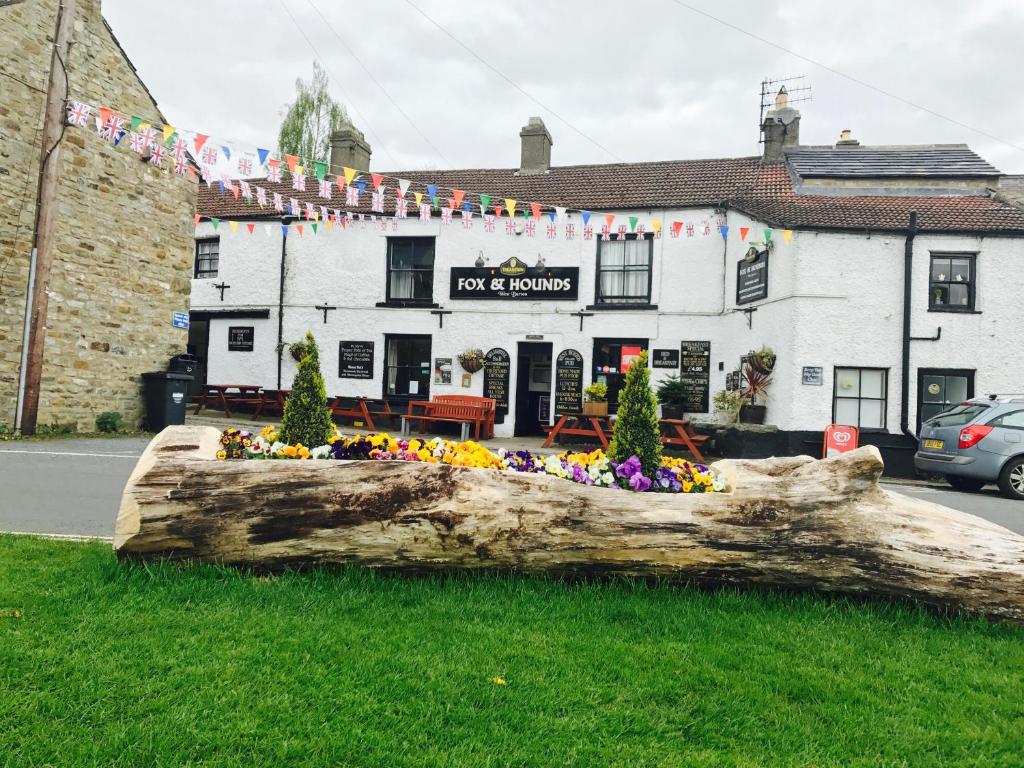 The Fox & Hounds Inn Image 1