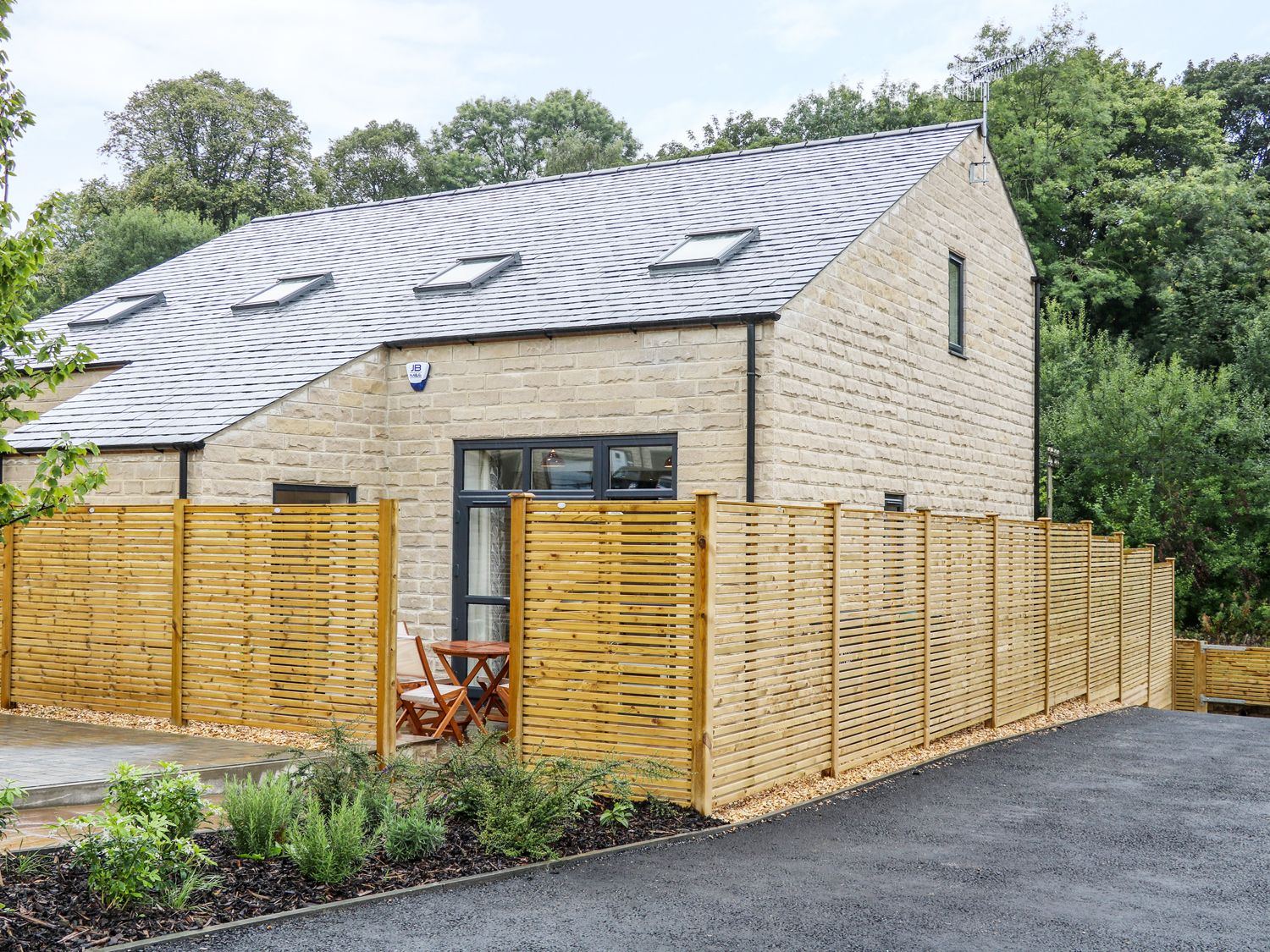 Chuffing Cottage, Keighley Image 4