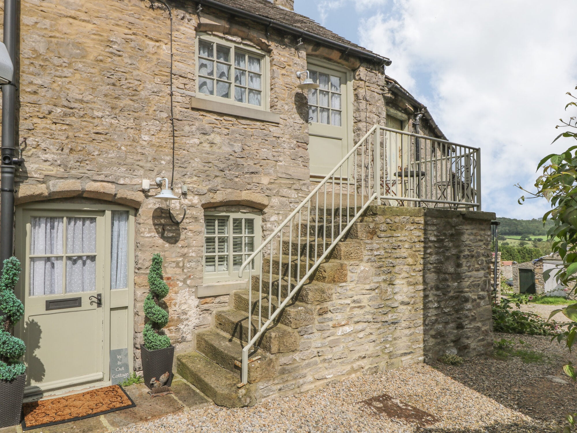 In &amp; Out Cottage Image 1