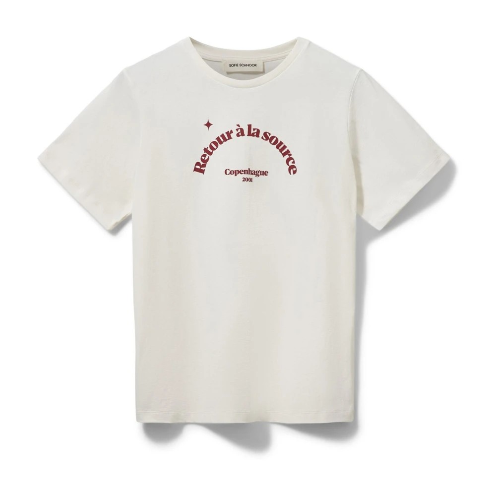 Cream-colored cotton T-shirt featuring a red printed slogan "Retour à la source" with decorative stars, designed by Sofie Schnoor.