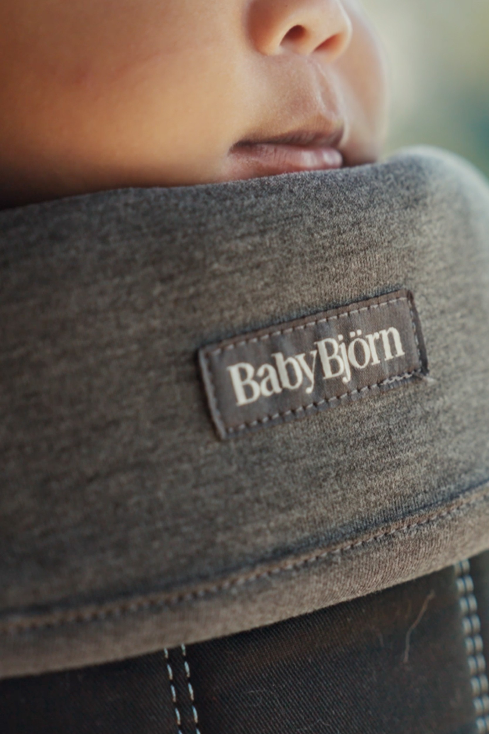 BabyBjörn Bib for Mini/Move - Dark Grey (2025) - image 3
