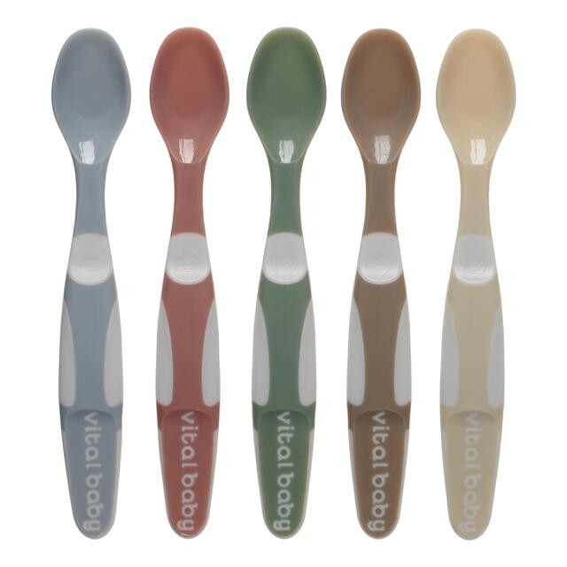 Five weaning spoons in soft pastel colors: blue, red, green, brown, and beige, featuring a comfortable grip and the "vital baby" logo on the handle.