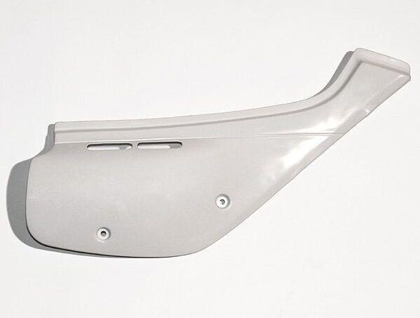 White right side panel made of durable plastic for Honda XR600R models from 1988 to 2000, featuring two ventilation slots and pre-drilled holes for easy installation.