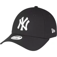 Black New Era MLB baseball cap with white New York Yankees logo and curved brim.