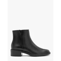 Black leather ankle boots for girls by Ryłko Lizzie, featuring a side zipper and low block heel.