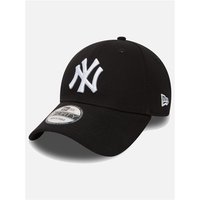 Black New Era 9forty cap with white NY Yankees logo and curved brim.