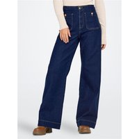 Dark blue wide-leg jeans with large front pockets, high waist, and contrast stitching, worn with a beige top.