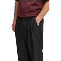 Black Garbadine trousers by Casual Friday, featuring a relaxed fit and side pockets, worn by a model in a burgundy shirt.