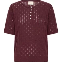 Burgundy fransa Pointella 2 sweater with short sleeves, buttoned neckline, and delicate diamond pattern.