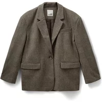 Brown Sofie Schnoor women's blazer with notched lapels, single-button closure, and two front flap pockets.