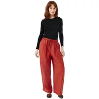 Black long sleeve T-shirt by Artlove, fitted design, worn by model with red wide-leg pants.