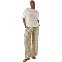 Women's short sleeve sweater, Artlove Marezia, white, relaxed fit, round neck, paired with patterned wide-leg pants.