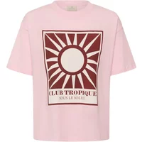Pink women's T-shirt KAFFE KAKelly with red sunburst graphic and "Club Tropique Sous Le Soleil" text.