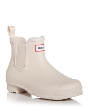 Beige rubber Chelsea boots with elastic side panels and a pull tab, featuring the Hunter logo on the front in red.