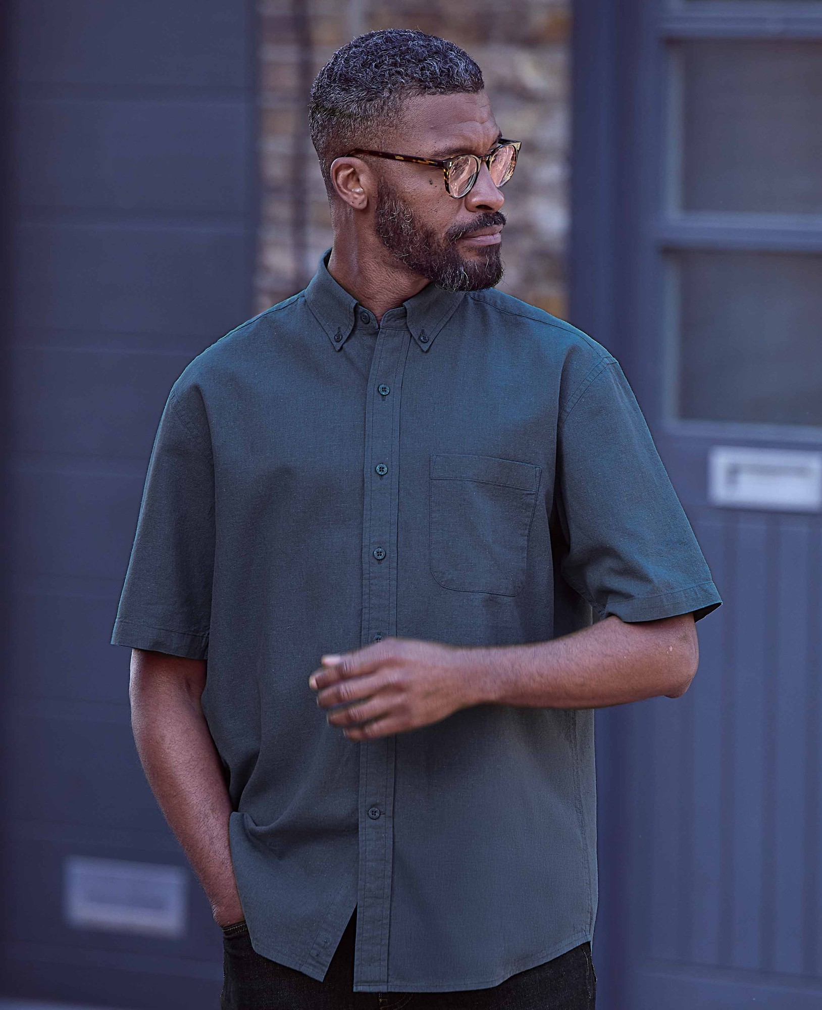 Men's Dark Blue Linen Cotton Classic Fit Button-Down Short Sleeve Casual Shirt - Size: XL - Savile Row Company - image 3