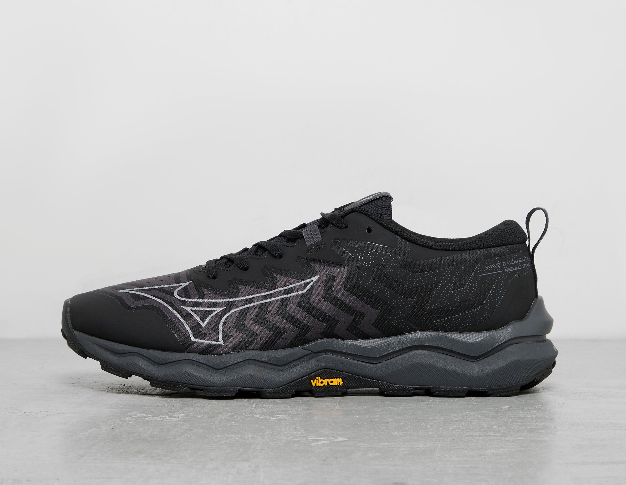Mizuno Wave Daichi 8 GTX men's shoes in ebony, ultimate gray, and black, featuring a textured upper, zigzag design, and Vibram outsole for enhanced traction.
