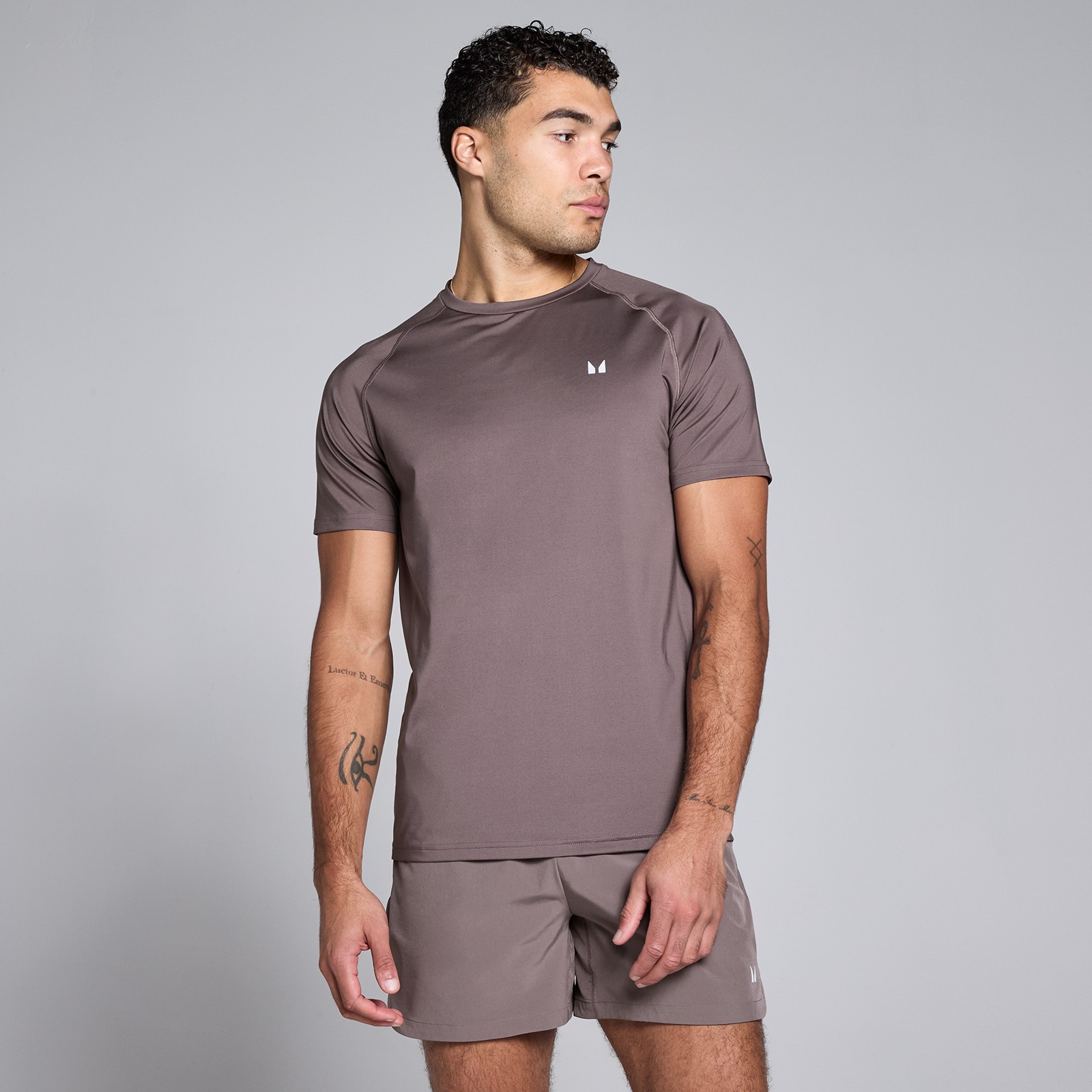 Mokka-colored MP Herren Training T-Shirt in size M, made from lightweight material, featuring a crew neck, short sleeves, and a subtle logo on the chest.