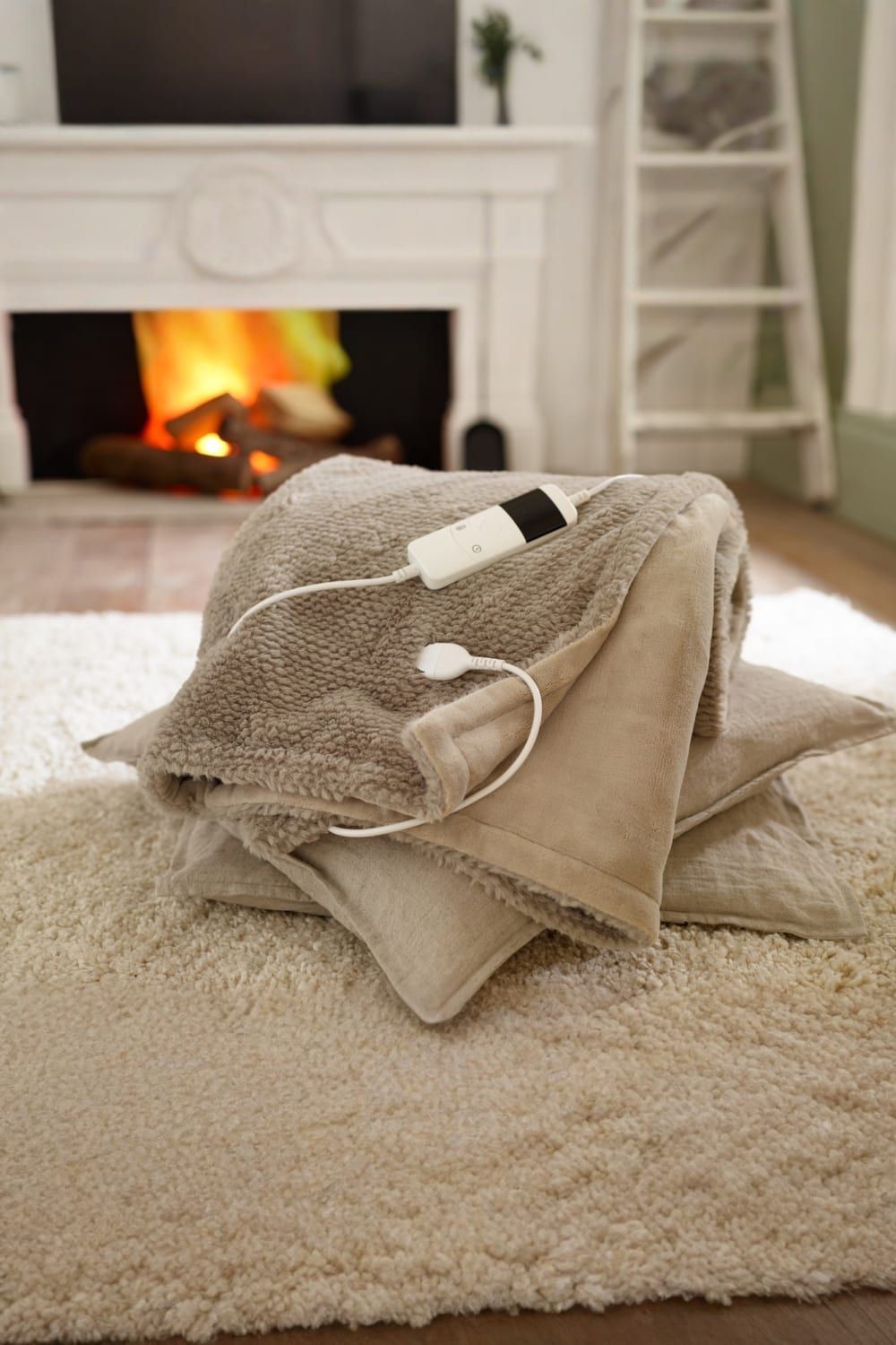 TLC Sandringham Faux Fur Taupe Heated Throw 130 x 170cm - image 3