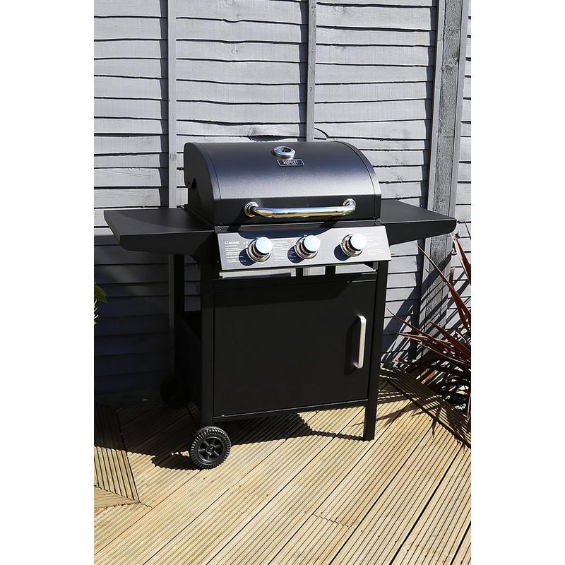 Black powder-coated 3-burner gas BBQ with a stainless steel front panel, side shelves, and wheels for mobility, measuring H120 x L110 x D57.5cm, ideal for outdoor cooking.