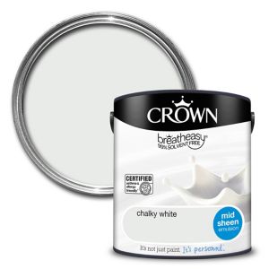 Crown Breatheasy Chalky White Mid Sheen Emulsion Paint in a 2.5L tin, featuring a sleek black lid and label, with a smooth, light greyish-white paint swatch above.