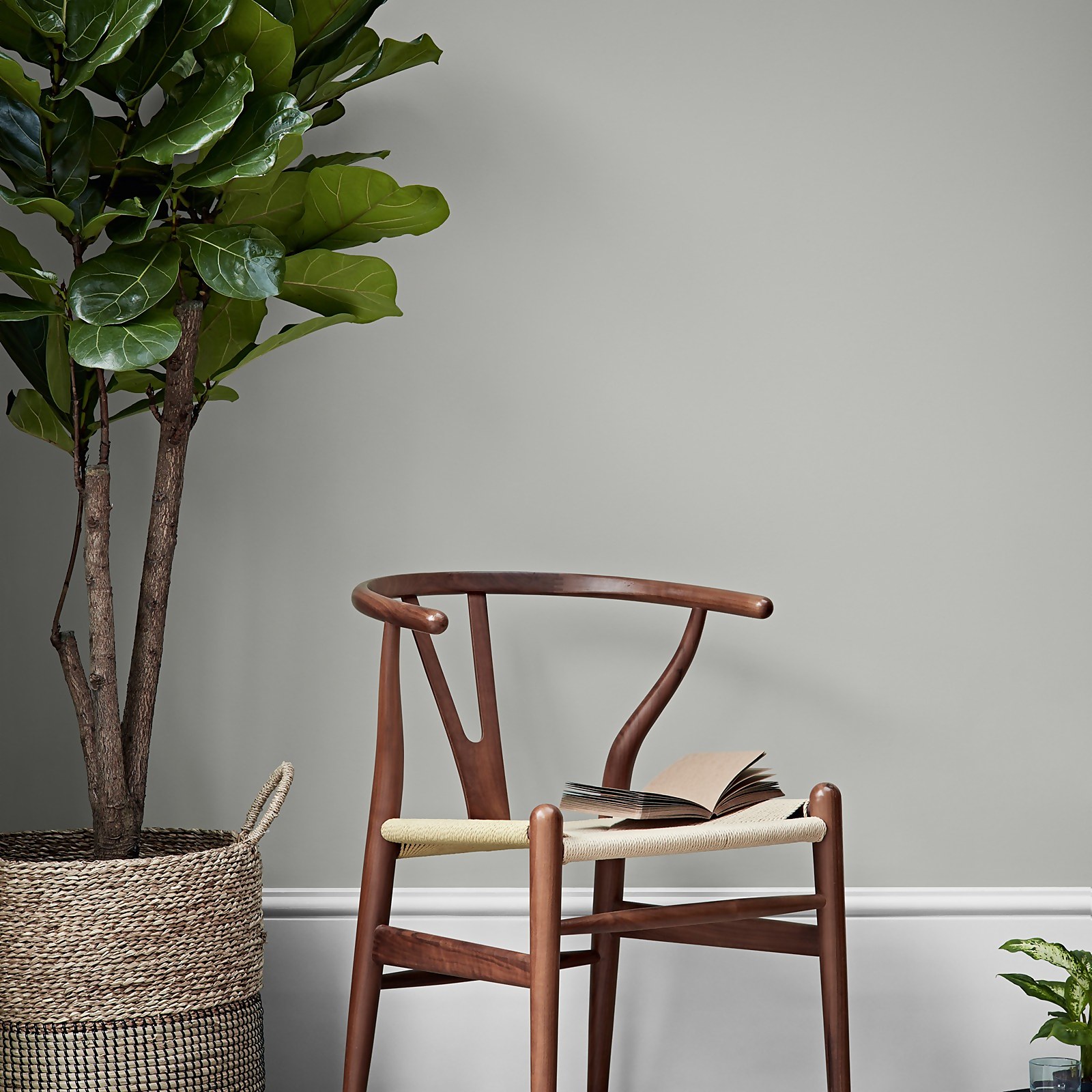 Crown Walls & Ceilings Neighbourhood Mid Sheen Emulsion Paint 2.5L - image 3