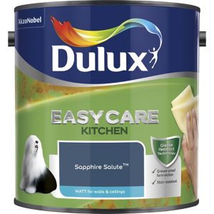 Dulux Easycare Kitchen Matt paint in Sapphire Salute, 2.5L canister, featuring a blue and green label with a hand wiping a surface and text highlighting stain resistance.