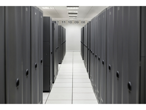 HPE ProLiant ML110 Gen11 SFF PCIe Cable Kit in a data center aisle, featuring black cables and connectors, surrounded by gray server racks on both sides.