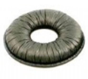 Round, black leatherette cushion with a textured surface and a central hole, designed for comfort and fit on audio devices.